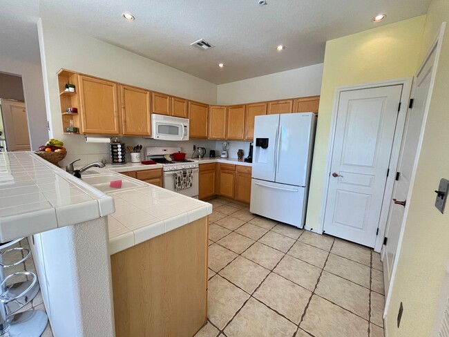 Building Photo - Summerlin Fully Furnished Condo on Golf Co...