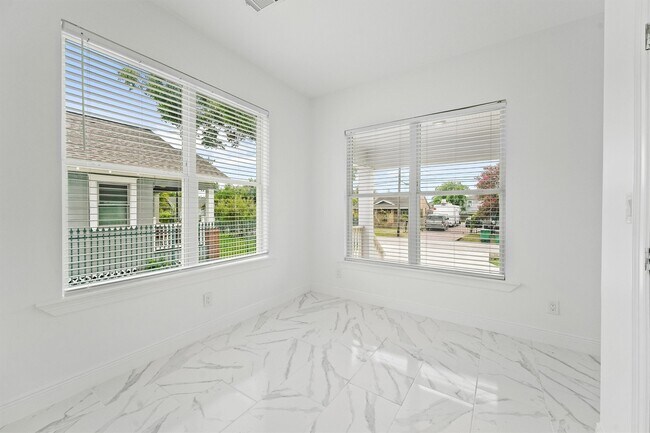 Building Photo - 225 Royder St