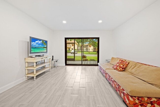 Building Photo - Fully Renovated 2 Bed / 2 Bath – Everything New!