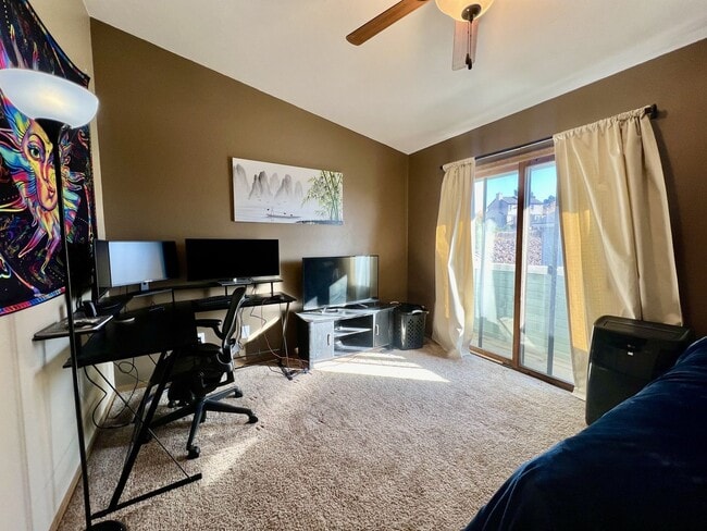 Building Photo - Beautiful townhome available in D20 Briargate!