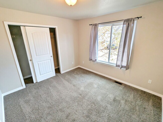 Building Photo - 5 Bedroom Three Bathroom Single Family Home in Monument