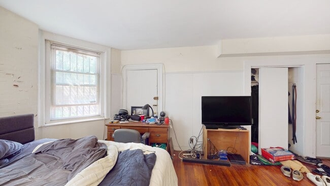 Building Photo - Nice, large studio in a prime location in ...