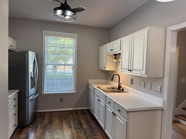 Building Photo - freshly paint 3 bed 2 bath townhome
