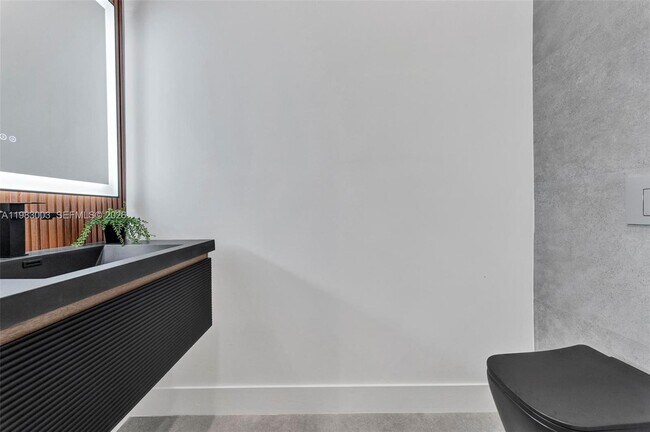 Building Photo - 630 NE 82nd St