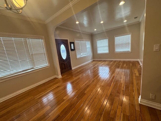 Building Photo - Modern 3 Bed, 2 Bath home