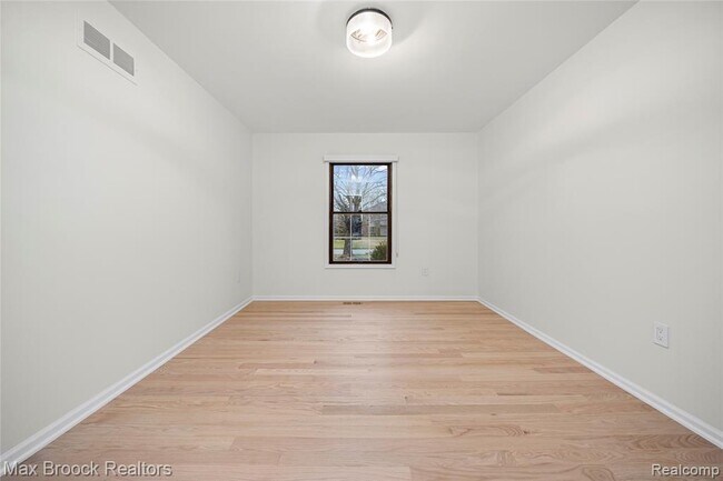 Building Photo - 28977 Lake Park Dr