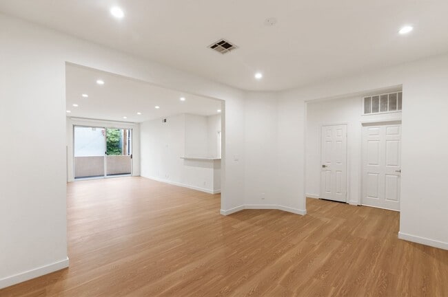 Building Photo - Beverly Hills Prime Location - 2 bed 2.5 bathroom