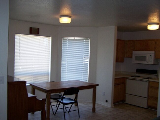 Building Photo - 3 Bedroom 2 Bathroom Top Apartment