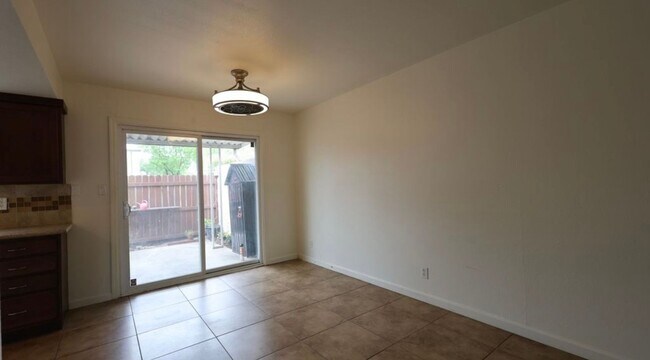 Building Photo - Pet friendly 2 bedroom townhouse