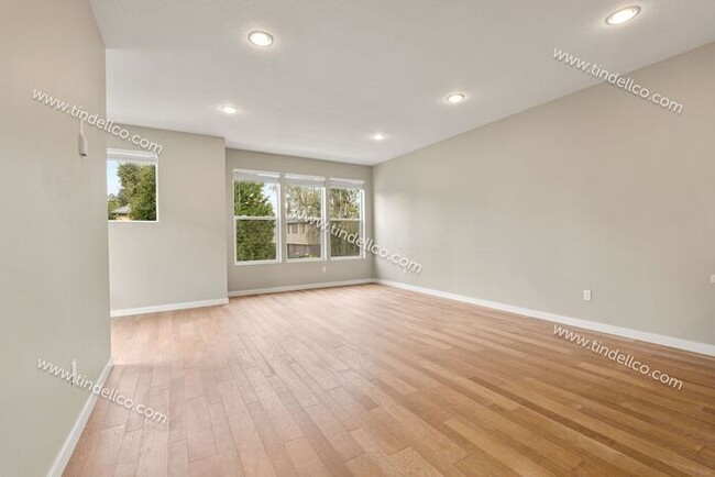 Building Photo - Modern & Spacious 3-Level Townhome with Lu...