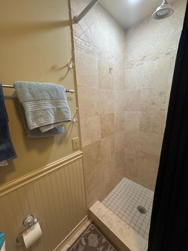 Building Photo - Beautifully Furnished Three Bedroom Home