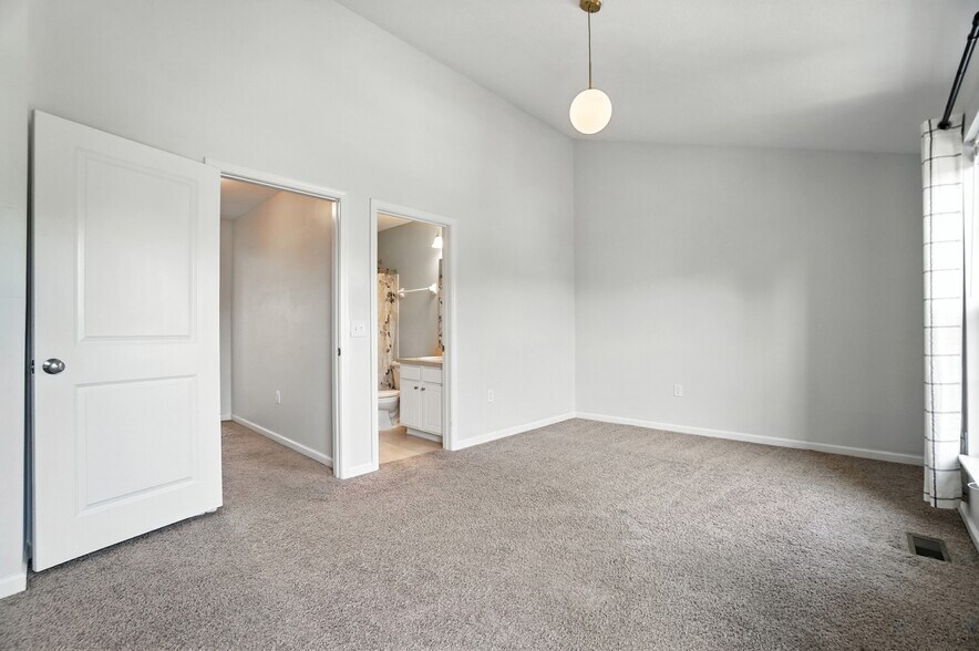 Secondary bedroom with full bathroom - 6169 Needletail Rd