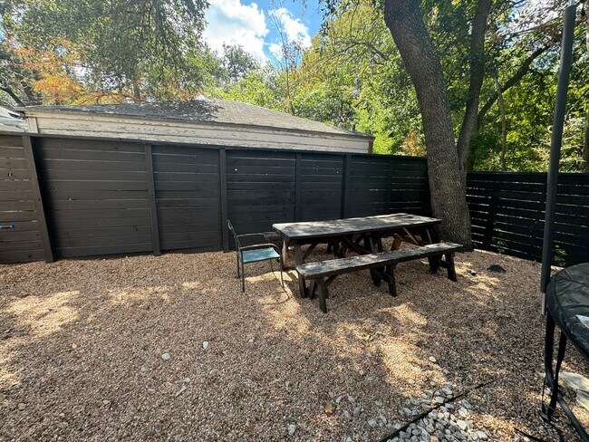 Building Photo - Remodeled 6 Bedroom Walking Distance to UT