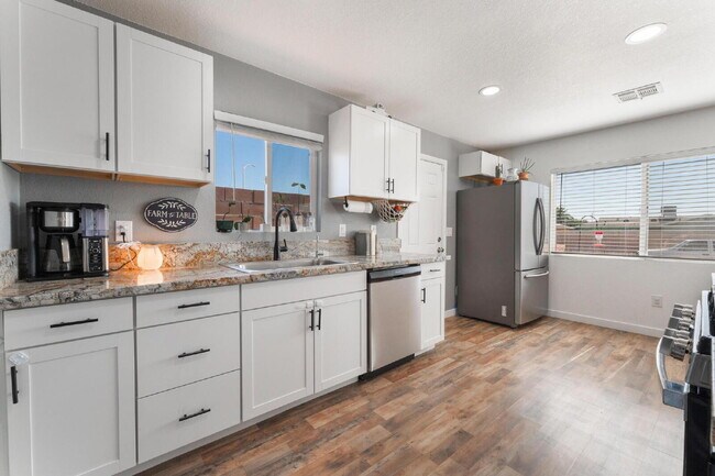 Building Photo - 2 Bedroom 1 bath Single Story Home on Large Lot with Solar and Water Purification