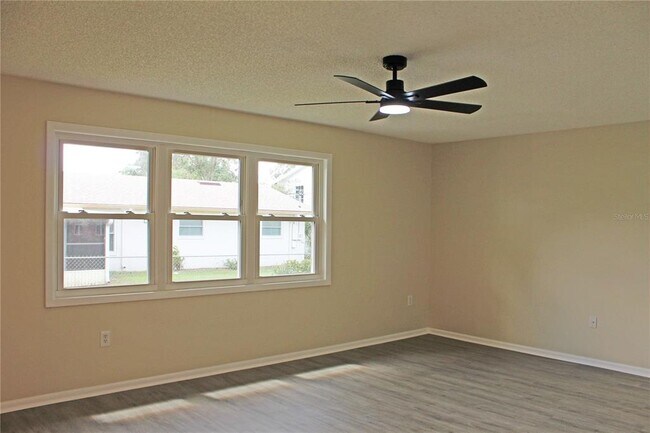 Building Photo - 608 Lark Dr