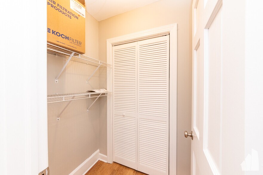 Building Photo - 1420 W Irving Park Rd