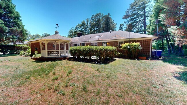 Building Photo - Charming 3 Bedroom Brick Ranch with Refurbished Original Woodwork