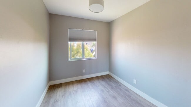 Building Photo - Great Location | Open-Concept