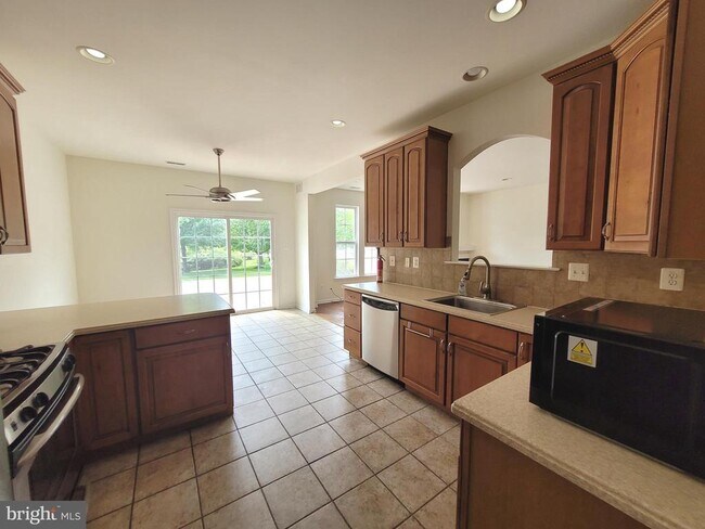Building Photo - 35 Tudor Ct