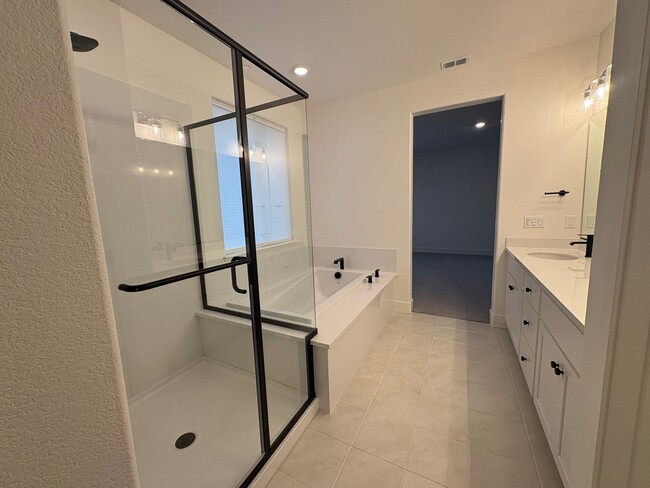 Building Photo - Beautiful 4 Bedroom 2.5 bath Home In Oakley with Solar