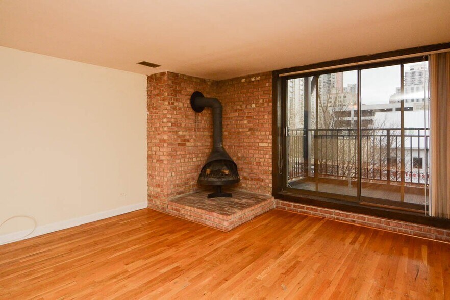 Building Photo - 1225 N LaSalle St
