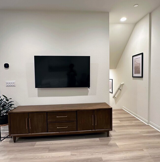 Building Photo - 251 Mission Villas Rd