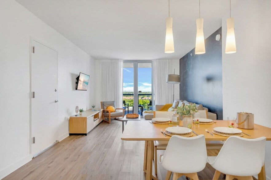 Building Photo - 2602 E Hallandale Beach Blvd