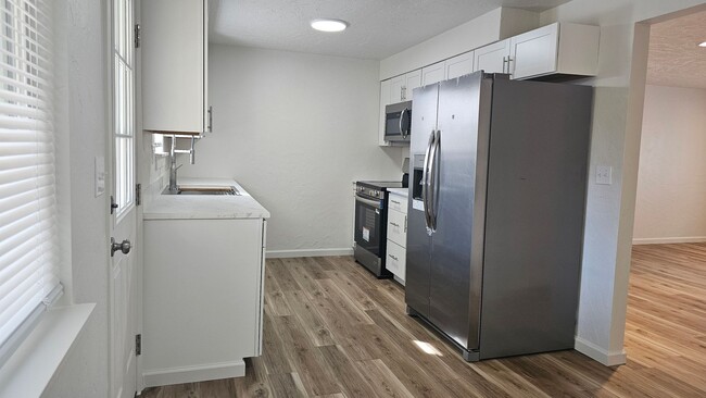 Building Photo - 4 Bedroom Bench Home Fully Remodeled