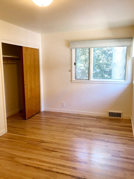 Building Photo - 1015 NE Duncan Ln