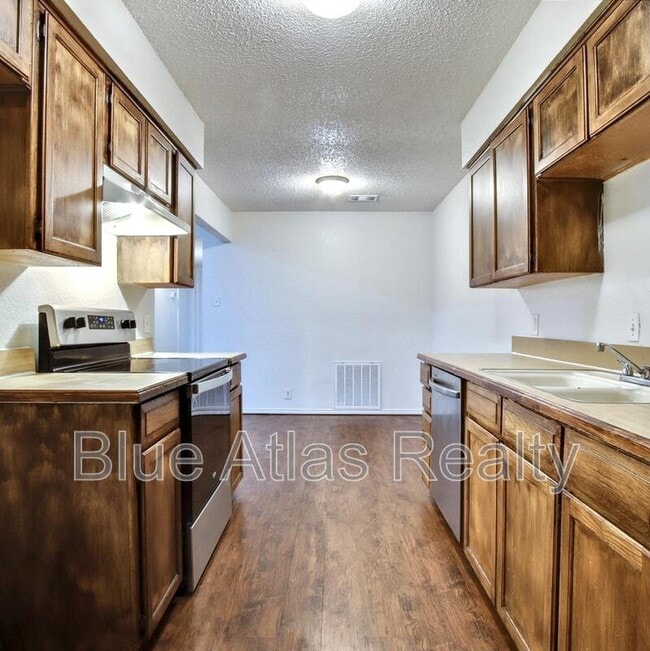 Building Photo - 6857 S Creek Dr