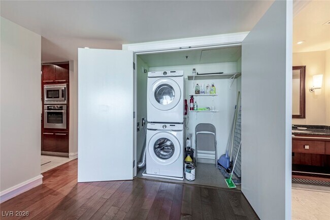 Building Photo - 2700 S Las Vegas Blvd