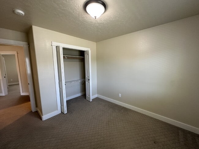 Building Photo - "Charming 4-Bed Home with Granite Accents & Hardwood Elegance in Meridian!"