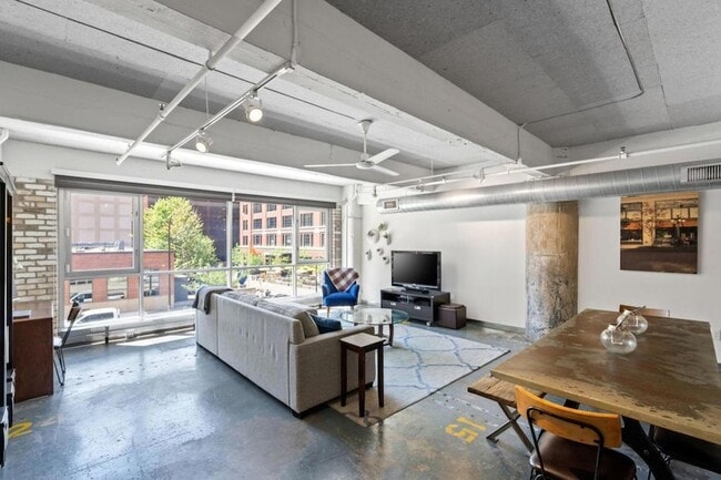 Building Photo - 700 N Washington Ave