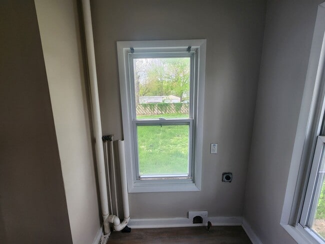 Building Photo - 2 Bedroom House in Rock Island