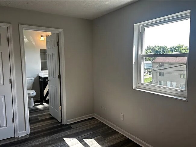 Building Photo - 388 Elmwood Dr
