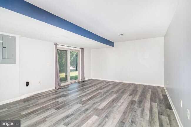 Building Photo - 6315 Creekbend Dr