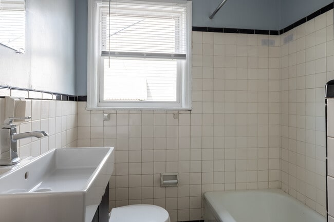 Building Photo - 1443 Venetian Dr SW