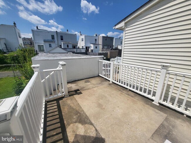 Building Photo - 1120 Roosevelt Dr