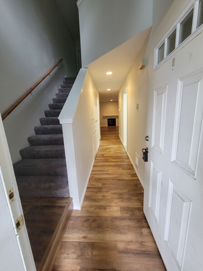 Building Photo - Freshly Painted Duplex in the Heart of Sil...