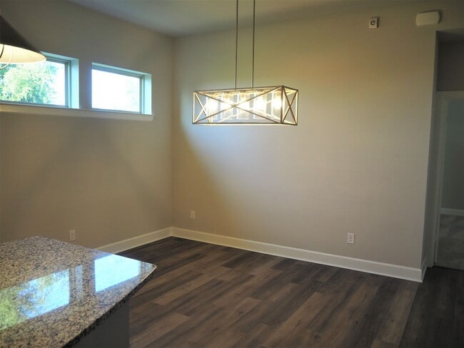Building Photo - 701 Matchbox St-