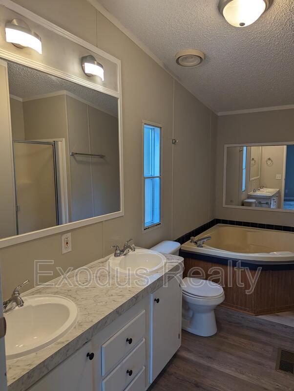 Building Photo - 624 Deer View