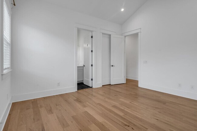 Building Photo - Modern Living in Wedgewood Houston