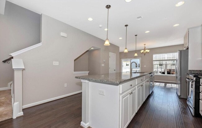 Building Photo - 3 level townhouse (newer construction) in Jefferson Place Community available early May!