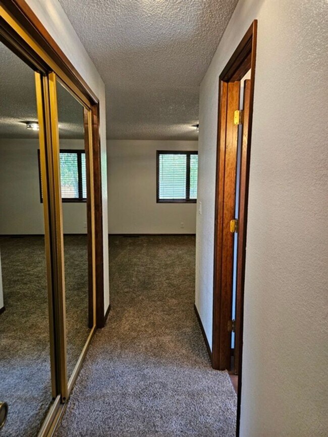Building Photo - 3Bd/2Ba Single Story Home-For Viewing!