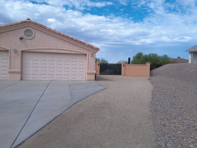 Building Photo - 1740 Quartz Ln