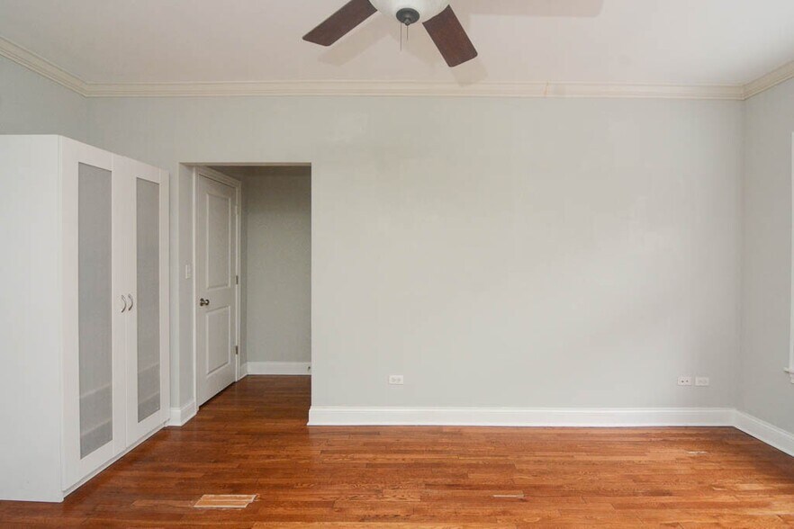 Building Photo - 722 W Addison St