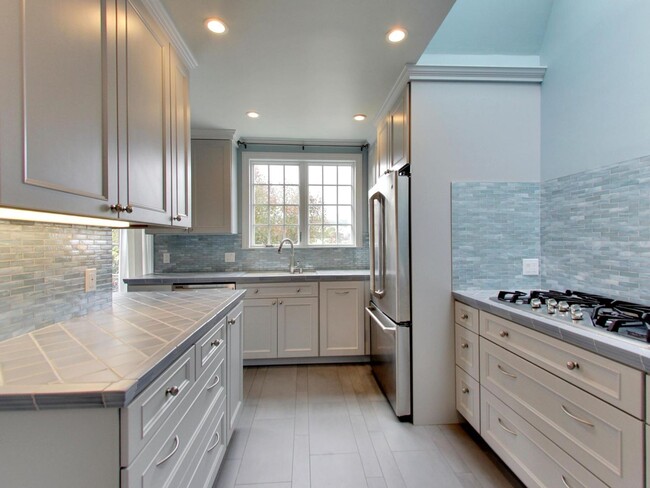 Building Photo - Spacious Four Bedroom Home in Lone Mountain