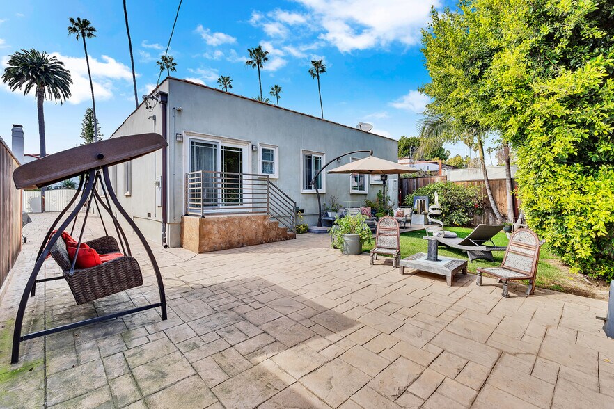 Building Photo - 326 N Doheny Dr
