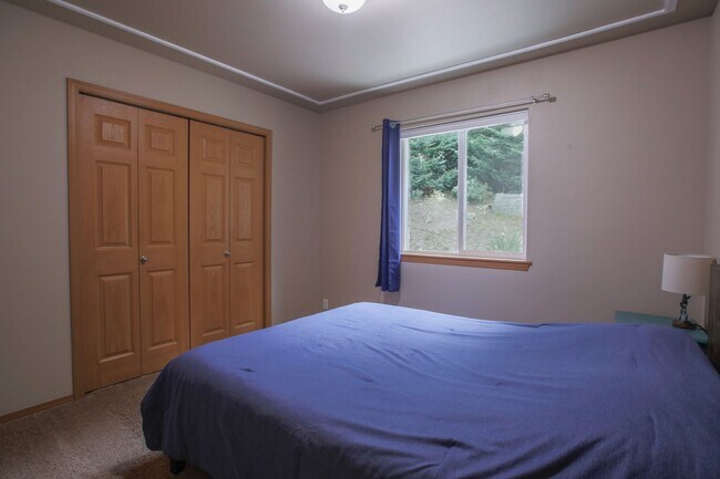 Building Photo - Beautiful Penn Cove View Home and Dog Frie...