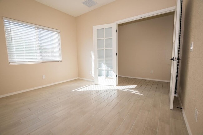 Building Photo - Stunning 2-Story Home in the Holiday Community!